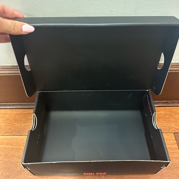 Nike Black Vini Jr Box with Yellow-Red Swoosh new - Picture 4 of 9